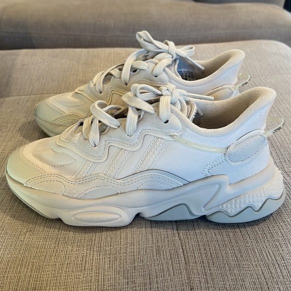 Adidas Ozweego J. NWT size 4 men’s/woman’s 6 - Picture 1 of 11